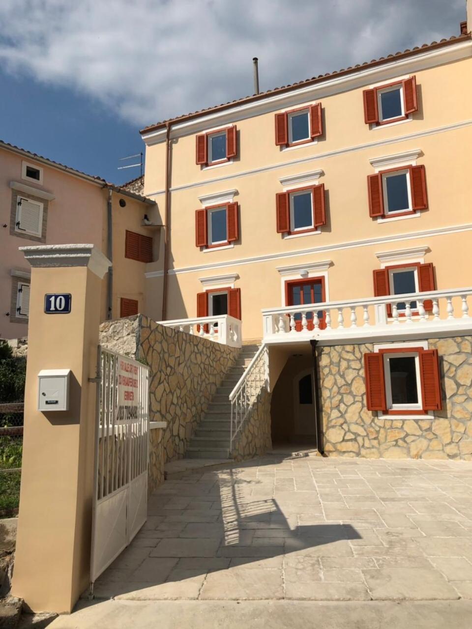 Romantic Hotel Centar Omisalj Exterior photo